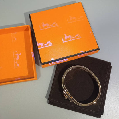 [Luxe Jewelry]H YELLOW BRACELET