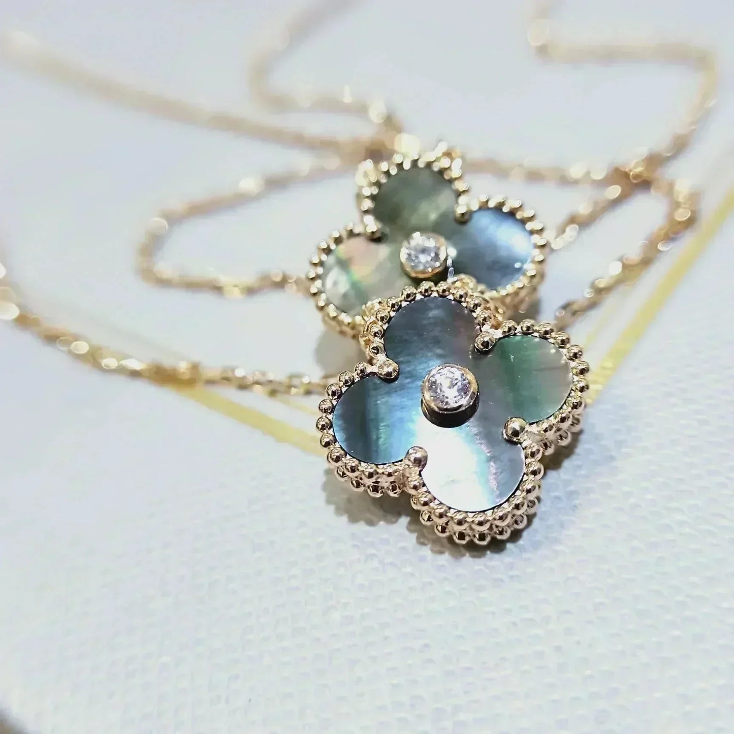 [Luxe Jewelry]CLOVER 15MM DIAMOND AND MOTHER-OF-GREY NECKLACE