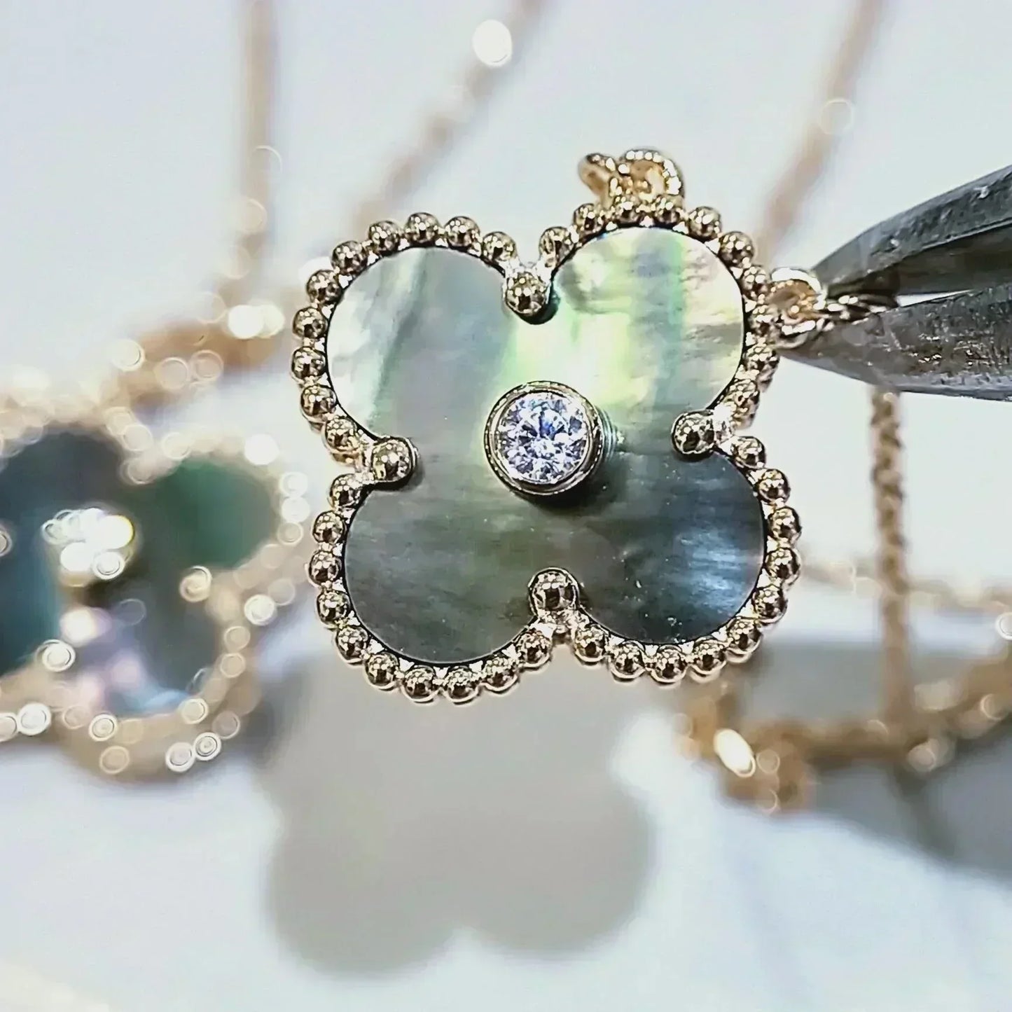 [Luxe Jewelry]CLOVER 15MM DIAMOND AND MOTHER-OF-GREY NECKLACE