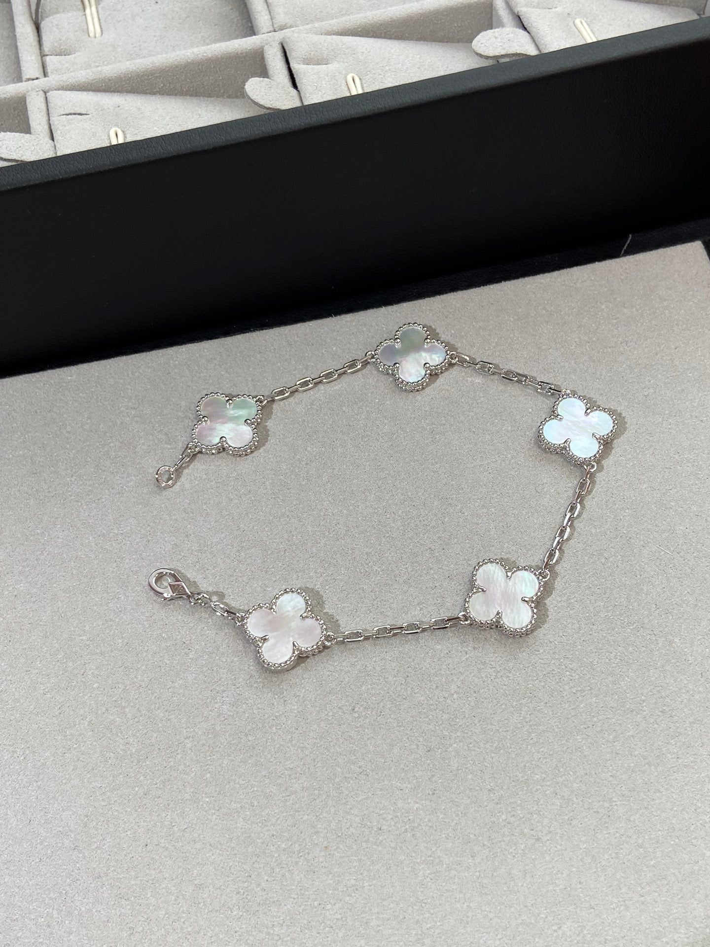 [Luxe Jewelry]CLOVER SILVER MOP 5 MOTIF BRACELET