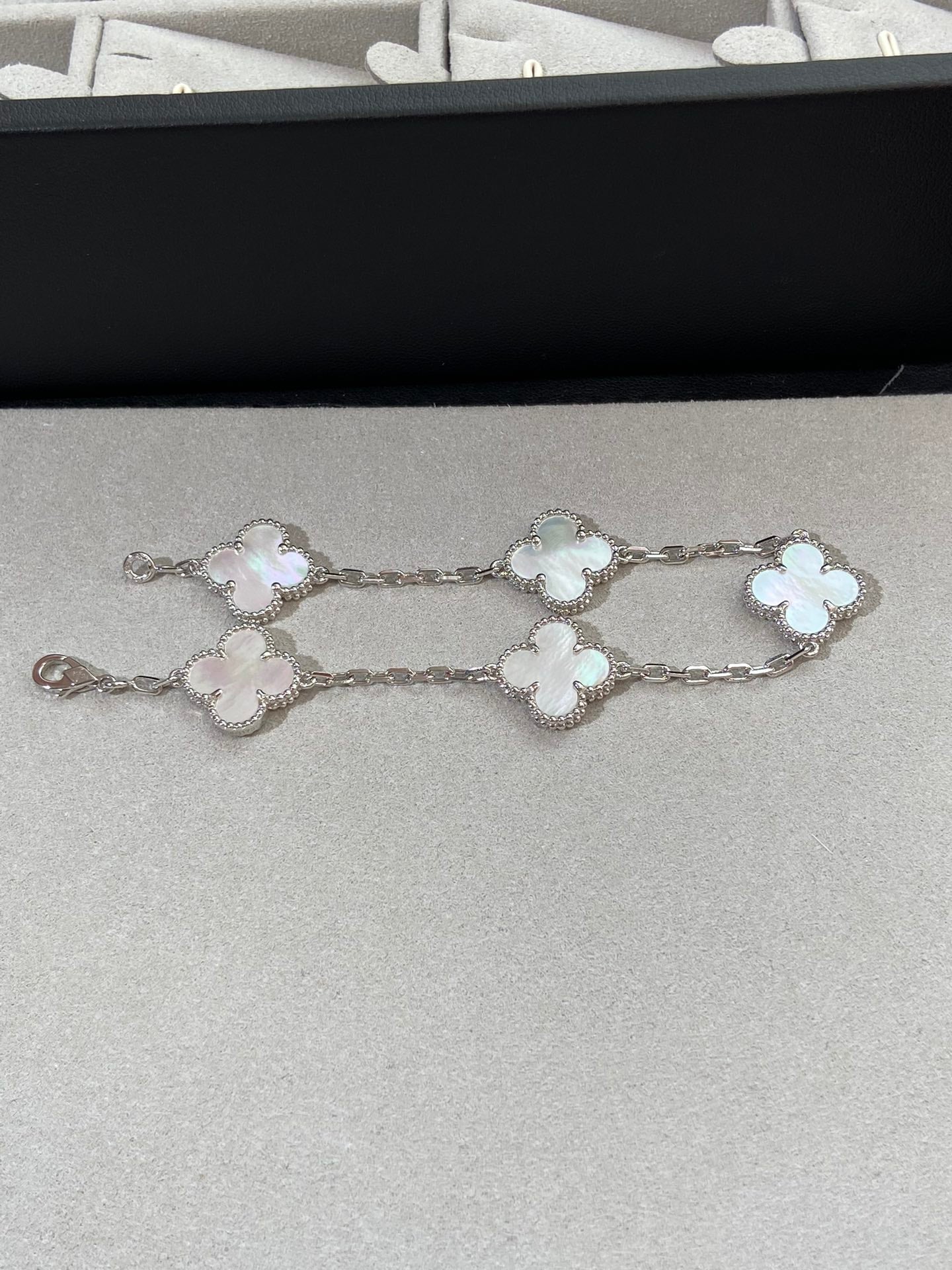 [Luxe Jewelry]CLOVER SILVER MOP 5 MOTIF BRACELET
