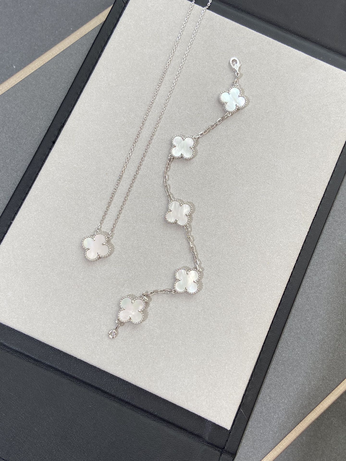 [Luxe Jewelry]CLOVER SILVER MOP 5 MOTIF BRACELET