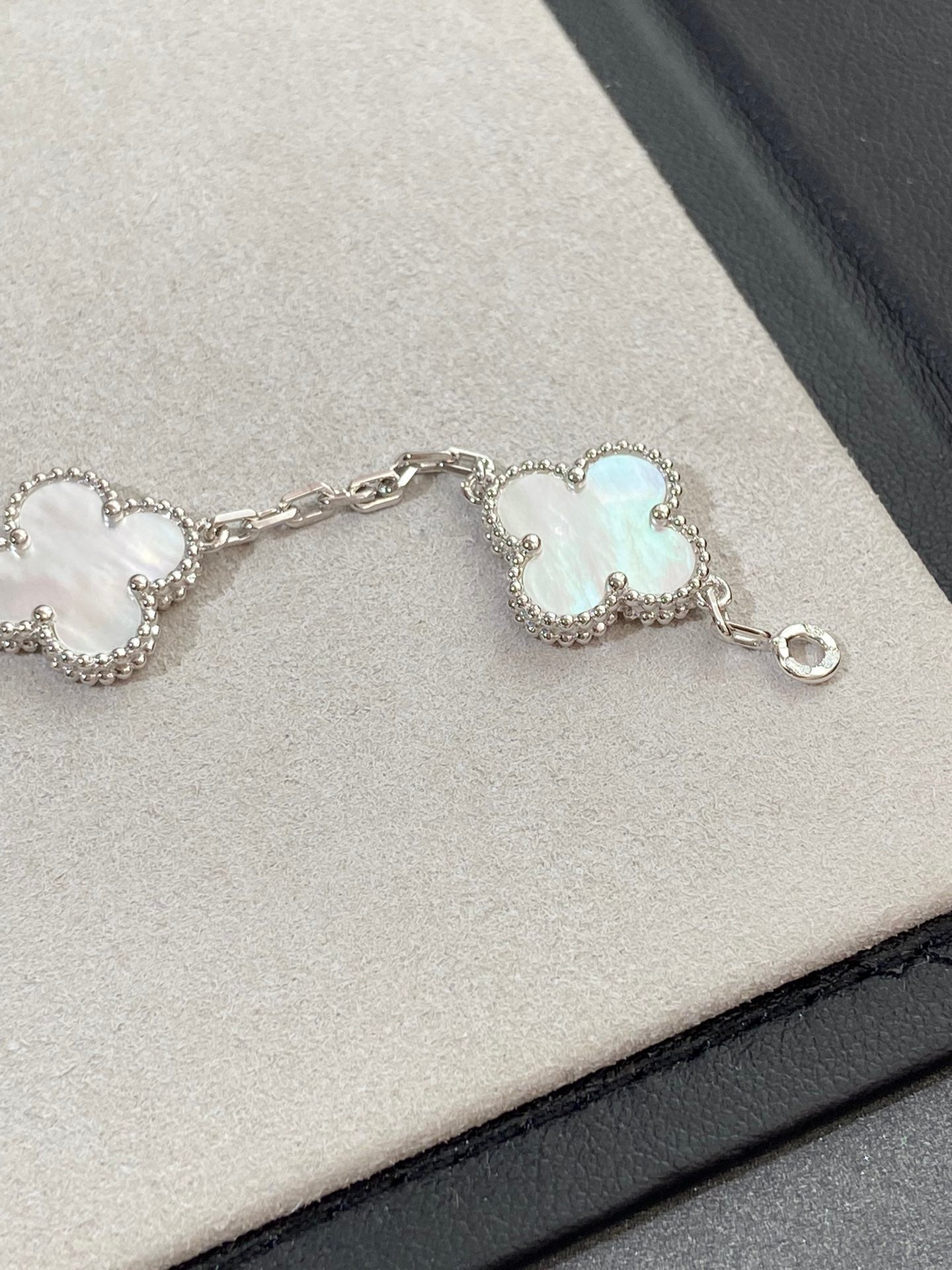 [Luxe Jewelry]CLOVER SILVER MOP 5 MOTIF BRACELET