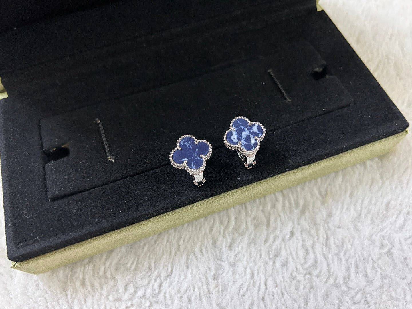 [Luxe Jewelry]CLOVER PIETERSITE MEDIUM STUD EARRINGS