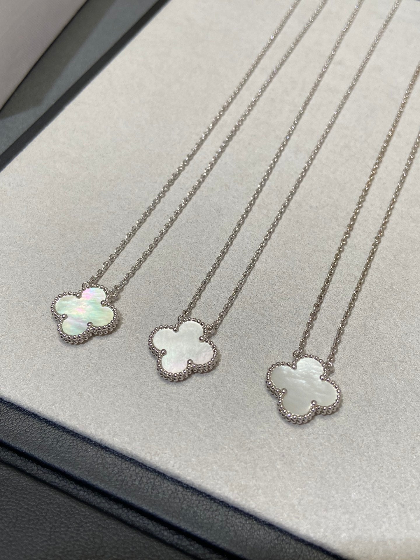 [Luxe Jewelry]CLOVER MEDIUM SILVER WHITE MOP NECKLACE