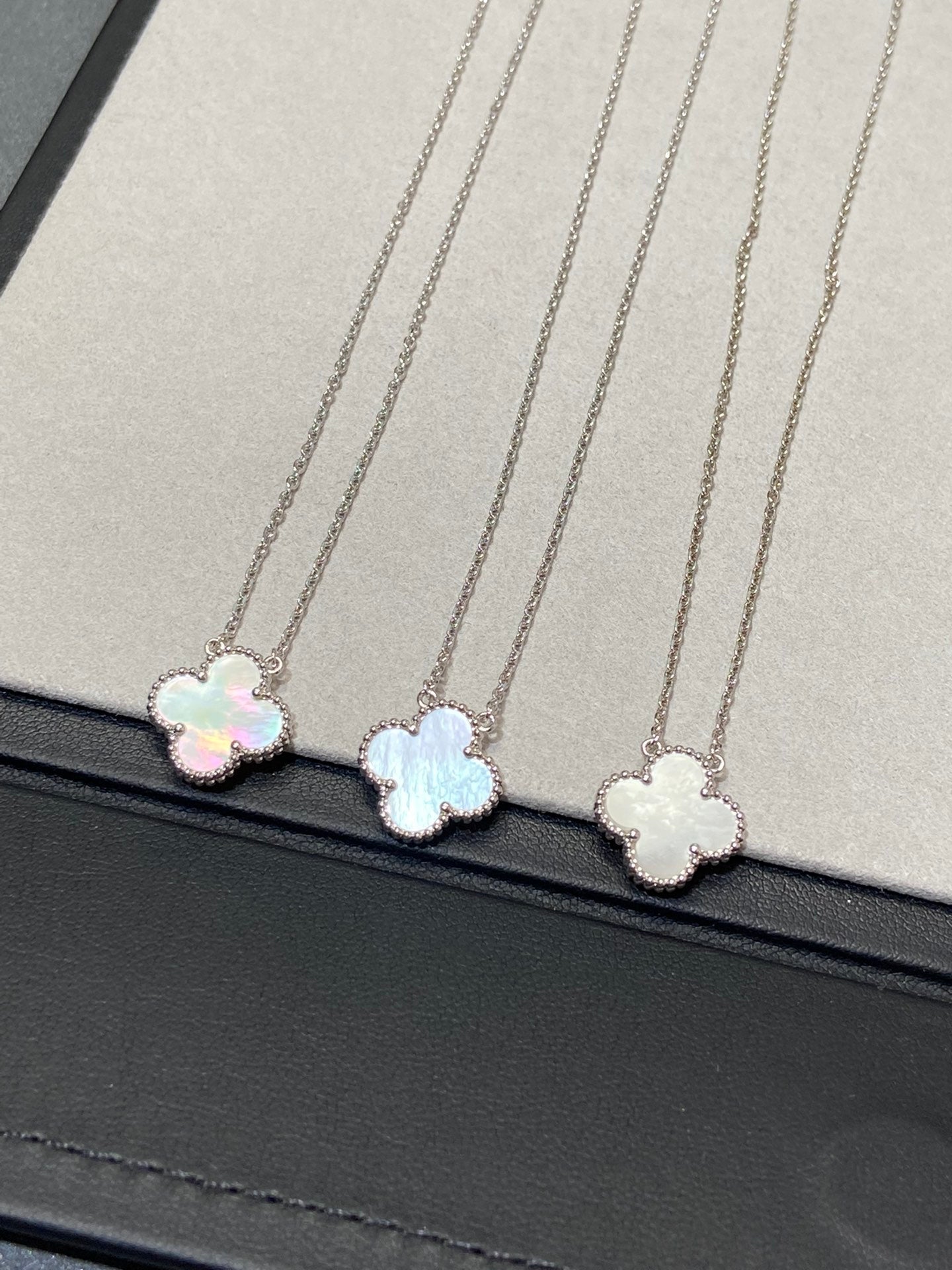 [Luxe Jewelry]CLOVER MEDIUM SILVER WHITE MOP NECKLACE