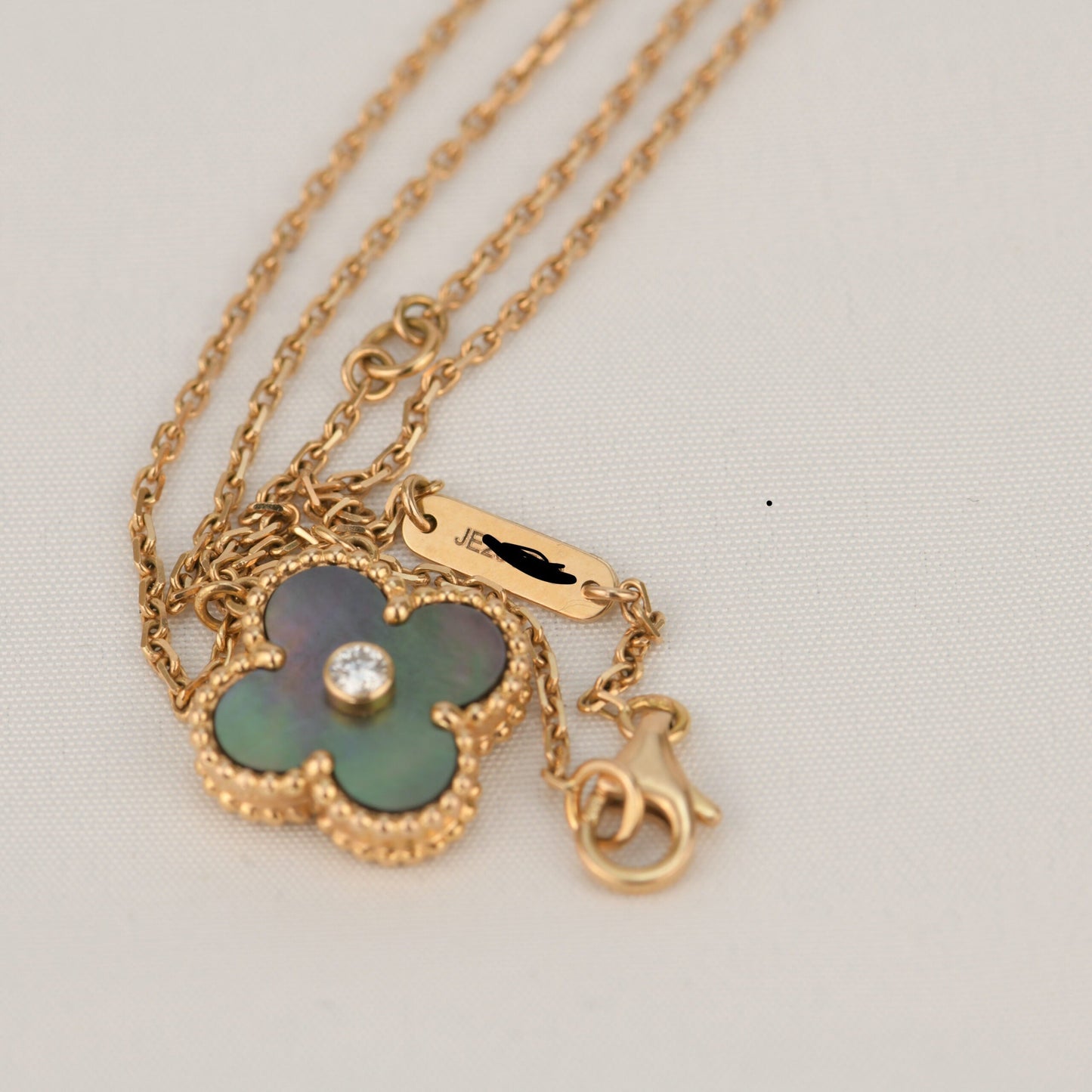 [Luxe Jewelry]CLOVER 15MM DIAMOND AND MOTHER-OF-GREY NECKLACE