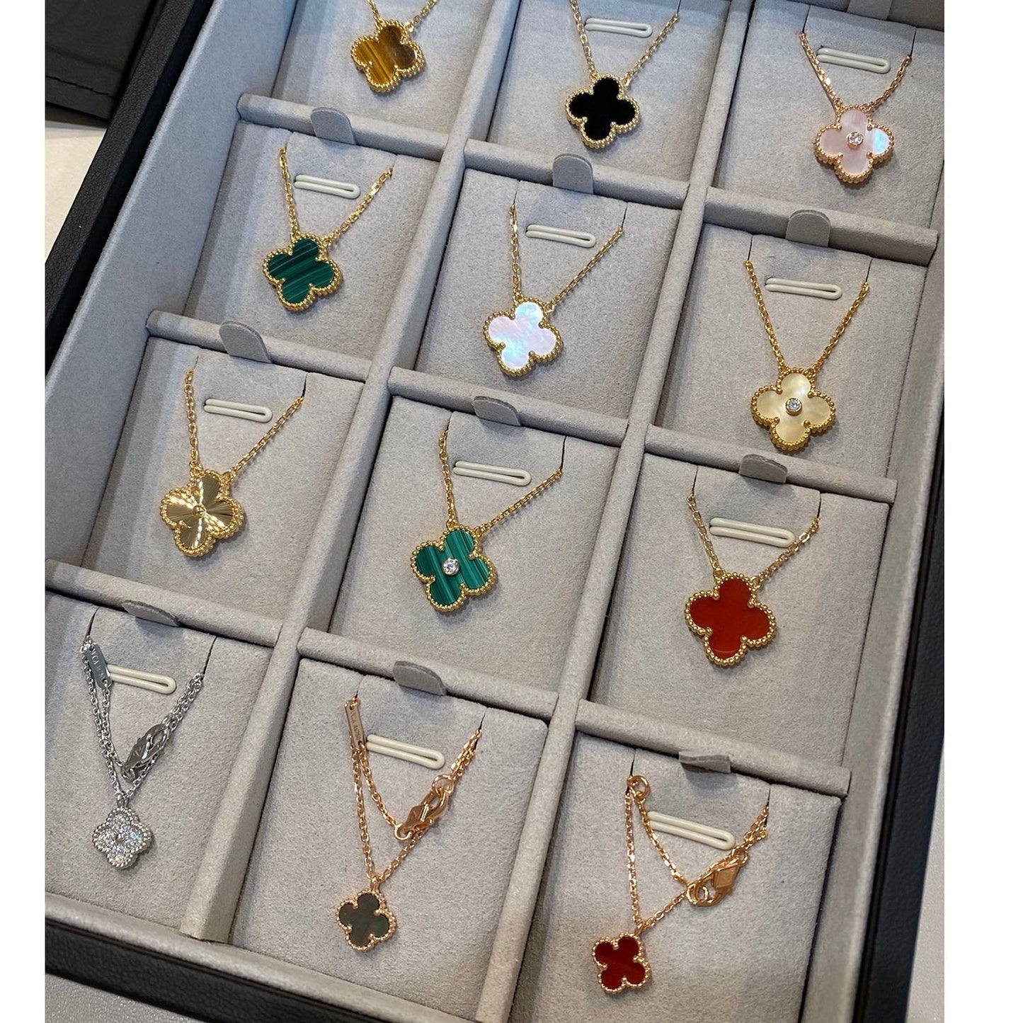 [Luxe Jewelry]CLOVER 15MM LASER NECKLACE
