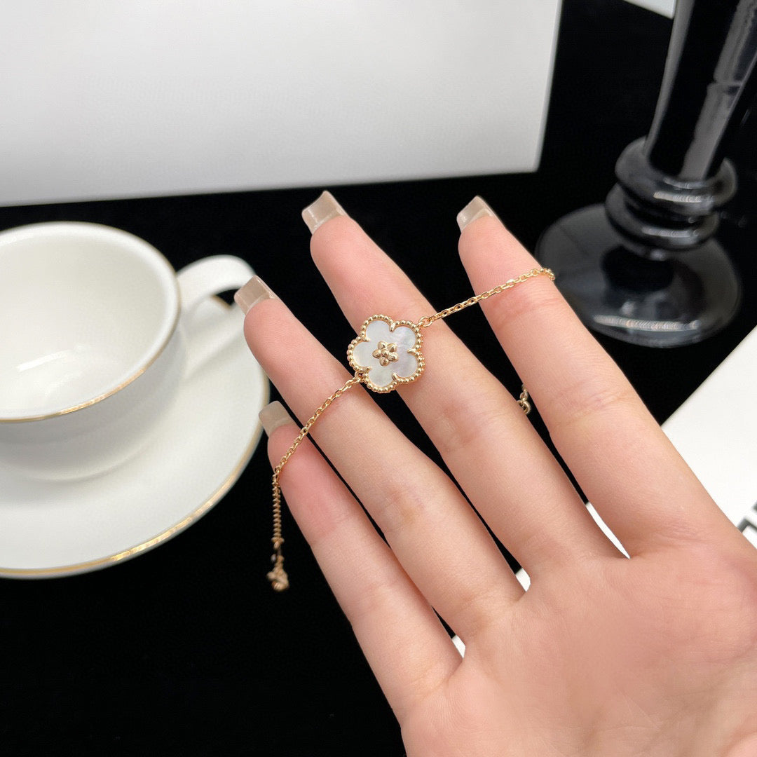 [Luxe Jewelry]LUCKY WHITE MOP PLUM BLOSSOM  BRACELET