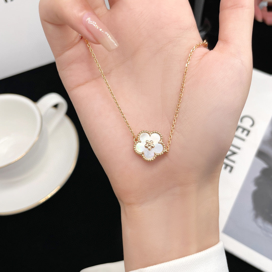 [Luxe Jewelry]LUCKY WHITE MOP PLUM BLOSSOM  BRACELET