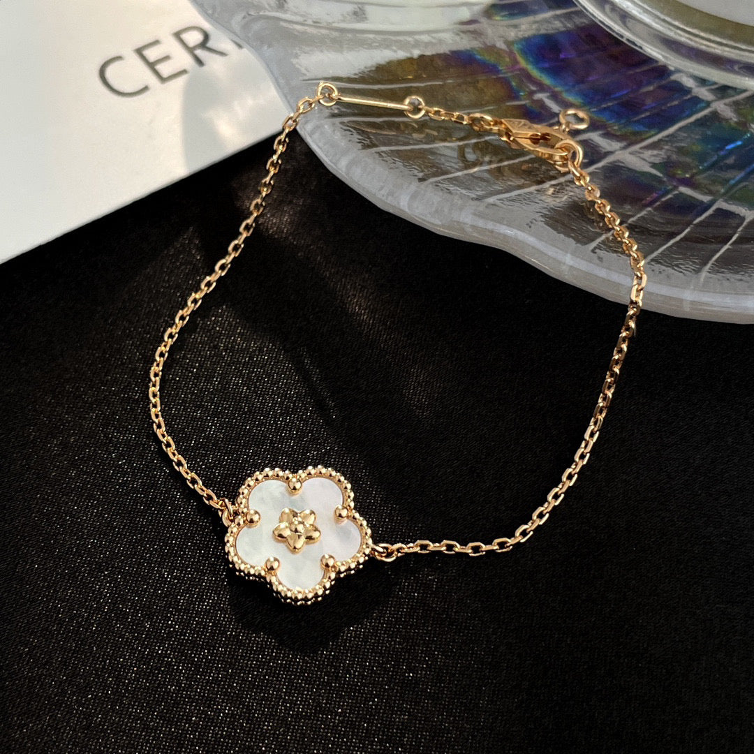 [Luxe Jewelry]LUCKY WHITE MOP PLUM BLOSSOM  BRACELET