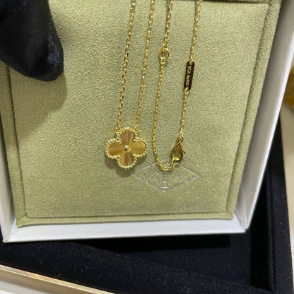 [Luxe Jewelry]CLOVER 15MM LASER NECKLACE