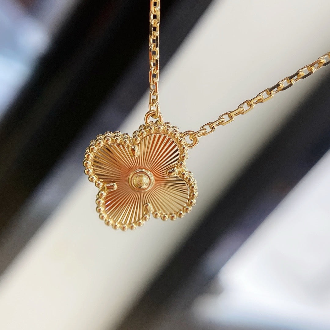[Luxe Jewelry]CLOVER 15MM LASER NECKLACE