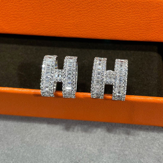 [Luxe Jewelry]H STUD EARRINGS WITH SILVER DIAMONDS